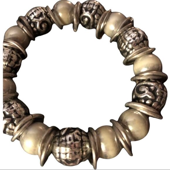 Silver and pearl look beads bracelet - Picture 1 of 5